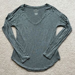 American Eagle Gray Long Sleeve V-Neck Shirt
